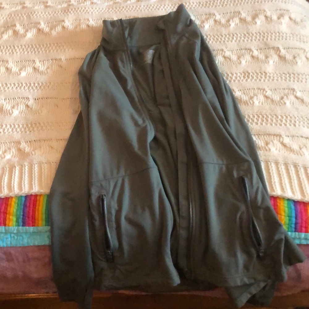 Athletic sweatshirt zip up